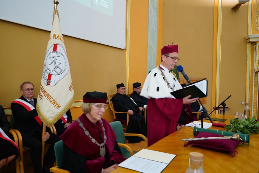 Podczas uroczystości studenci pierwszego roku przystąpili do...