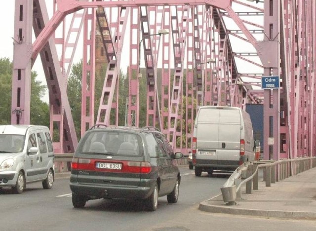 Różowy most nie spełnia już oczekiwań. Miasto jest coraz częściej zakropkowane samochodami.
