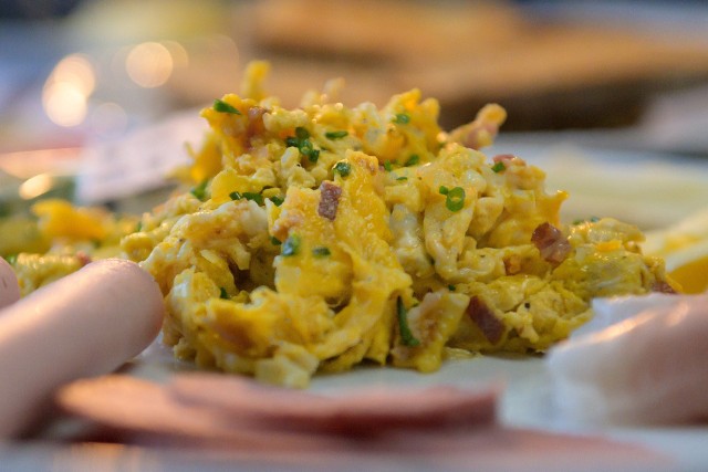 Domowa jajecznica z kurkami świetnie smakuje smażona z boczkiem lub kiełbasą i udekorowana pokrojonym drobno szczypiorkiem.