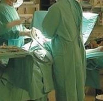 Chirurdzy ze Świętokrzyskiego Centrum Onkologii 8 maja 2002 roku amputowali 41-letniej pacjentce lewą pierś wraz z węzłami chłonnymi, bo zdiagnozowano u niej nowotwór złośliwy. W badaniu histopatologicznym wykonanym po zabiegu raka nie potwierdzono. Powołani w tej sprawie biegli z Akademii Medycznej w Szczecinie uznali, że kieleccy lekarze pochopnie podjęli decyzję o mastektomii i nie wzięli pod uwagę wszystkich wyników badań.