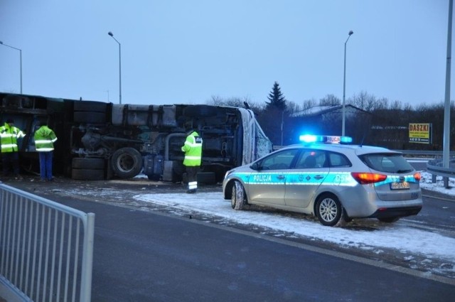 Na obwodnicy Kraśnika, u zbiegu dróg krajowych nr 19 i 74, wywróciła się ciężarówka przewożąca szkło