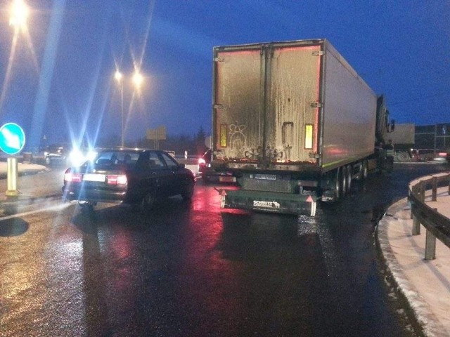 Tir popsuł się na wyjeździe z Autostrady A1 w Pikutkowie