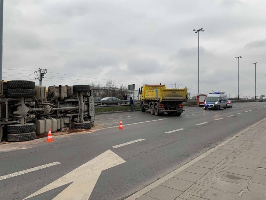 Wypadek na wiadukcie na Limanowskiego w Łodzi. Ciężarówka blokuje ulicę w kierunku Teofilowa