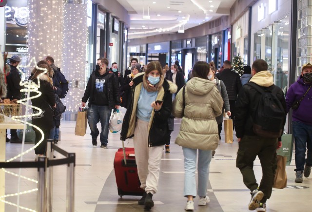 Pątek, 24 grudnia jest ostatnim dniem na zrobienie zakupów świątecznych. Jak wygląda sytuacja w poznańskich galeriach handlowych?