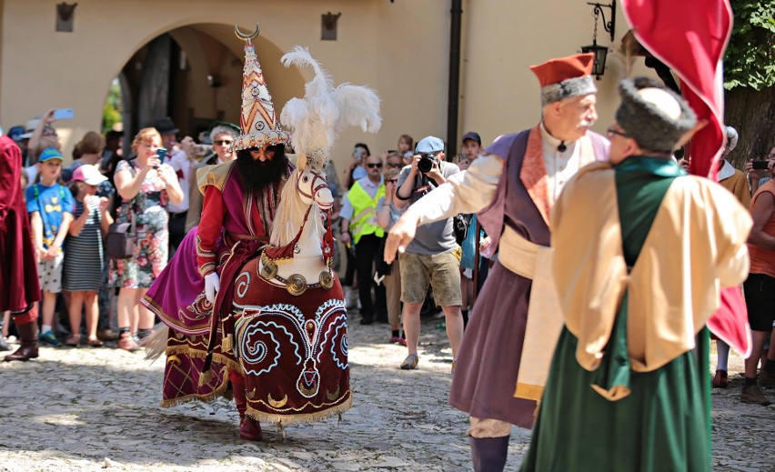 Orszak Lajkonika wyruszył na ulice Krakowa. Dotknięcie jego buławą daje pomyślność na cały rok