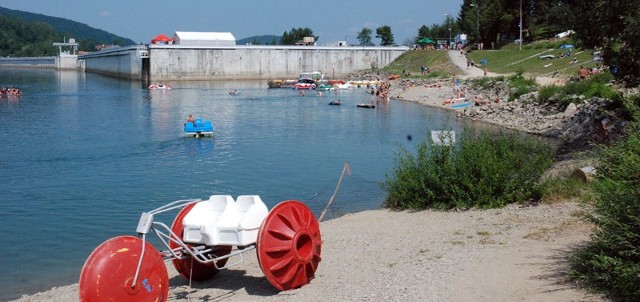 Fekalia wpływały do Jeziora Solińskiego ok. 100 metrów od zapory.