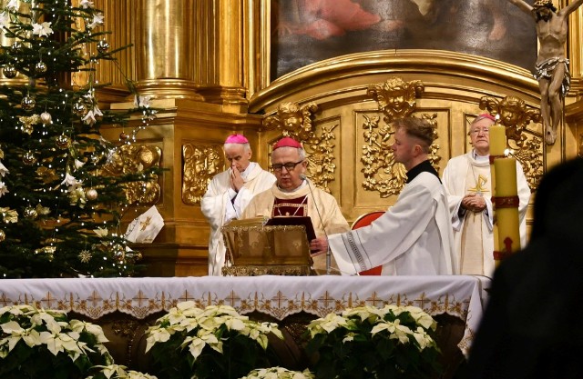 Mszę Świętą Pontyfikalną w Bazylice Katedralnej w Uroczystość Narodzenia Pańskiego, w poniedziałek, 25 grudnia, celebrowali wszyscy księża biskupi z diecezji kieleckiej.