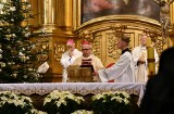 Uroczystość Narodzenia Pańskiego. Msza Święta Pontyfikalna z udziałem trzech biskupów w Bazylice Katedralnej w Kielcach