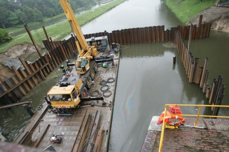 Wrocław: Olej hydrauliczny wyciekał przy śluzie Rędzin (ZDJĘCIA)