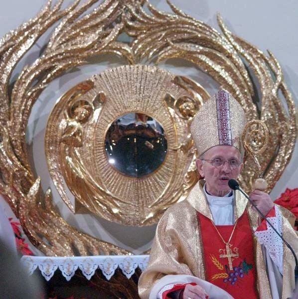 Biskup Władysław Bobowski poświęcił w mieleckim kościele Trójcy Przenajświętszej nowe tabernakulum (w tle).