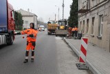 Na ul. Kościuszki w Brzezinach nie będzie już kolein - droga została wyremontowana