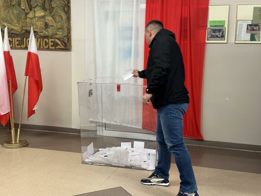 Zakończyła się druga tura wyborów samorządowych w powiecie radomskim. Głosują mieszkańcy siedmiu gmin. Oto nasz raport na bieżąco