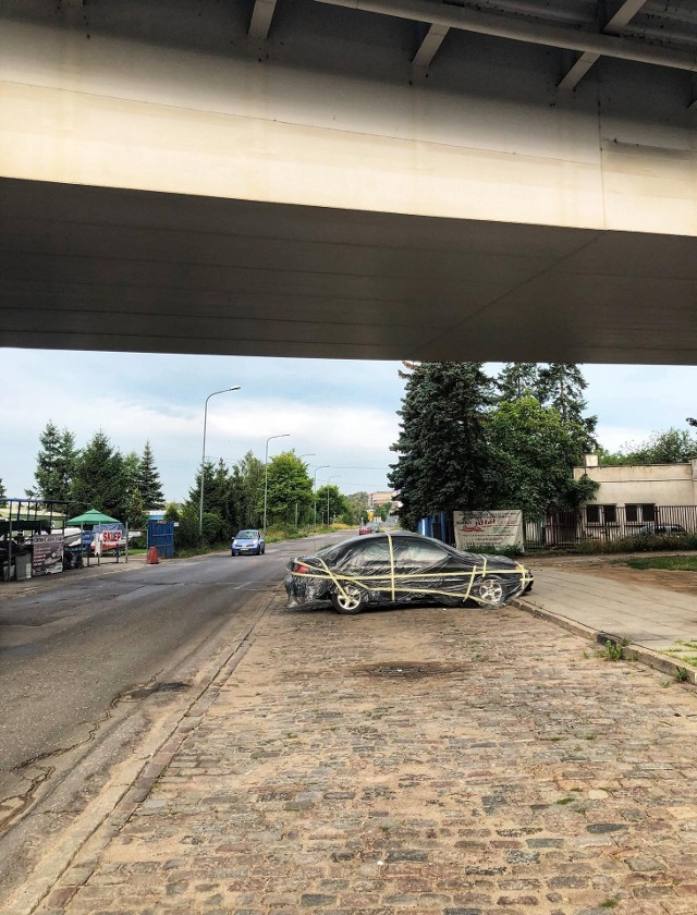 Tego jeszcze nie widzieliśmy! Auto szczelnie zapakowane w folię znaleźliśmy pod remontowaną Trasą Zamkową...Więcej &gt;&gt;&gt;Więcej o remoncie Trasy Zamkowej w Szczecinie:- Przebudowa Trasy Zamkowej w Szczecinie. Kolejne zmiany dla kierowc&oacute;w [SZCZEG&Oacute;ŁY]- Remont Trasy Zamkowej w Szczecinie z poślizgiem. Jak idą prace? [ZDJĘCIA]&lt;h2&gt;Polecamy także: Bezczelne parkowanie przy Arkonce. Zostawiają auta nawet w lesie! [ZDJĘCIA]&lt;/h2&gt;&lt;script class=&quot;XlinkEmbedScript&quot; data-width=&quot;854&quot; data-height=&quot;480&quot; data-url=&quot;//get.x-link.pl/b8a3199c-5960-b627-5842-1016cf98e546,bef3bbc0-1d5d-5ffb-3cbf-2b07a0950f8c,embed.html&quot; type=&quot;application/javascript&quot; src=&quot;//prodxnews1blob.blob.core.windows.net/cdn/js/xlink-i.js?v1&quot;&gt;&lt;/script&gt;