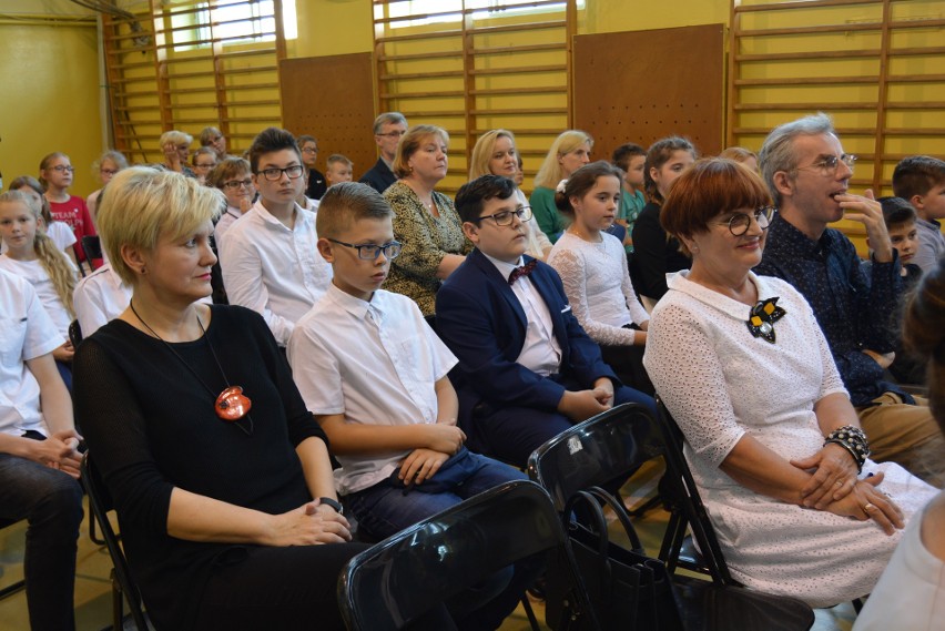 Ostrołęka. Tablica pamiątkowa poświęcona płk. pilotowi Stanisławowi Grodzickiemu odsłonięta w Szkole Podstawowej nr 3 [ZDJĘCIA]