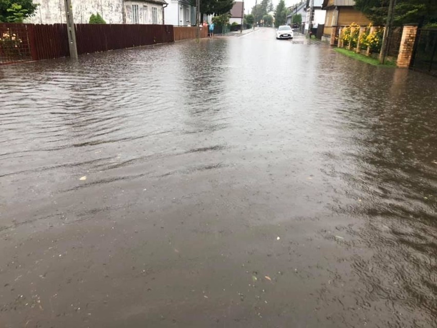 Burze w Podlaskiem. Gwałtowne opady i zalane ulice w regionie. Strażacy mają sporo pracy [ZDJĘCIA]