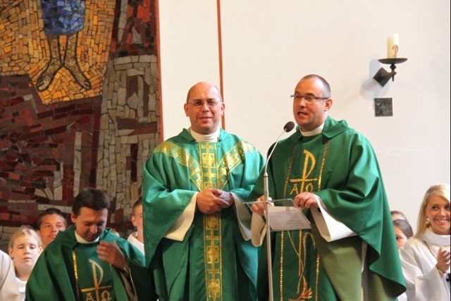 Ksiądz Roman Balunowski (w środku)