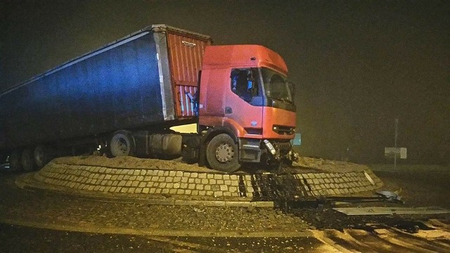 Tir wpadł w poślizg i wjechał na środek ronda