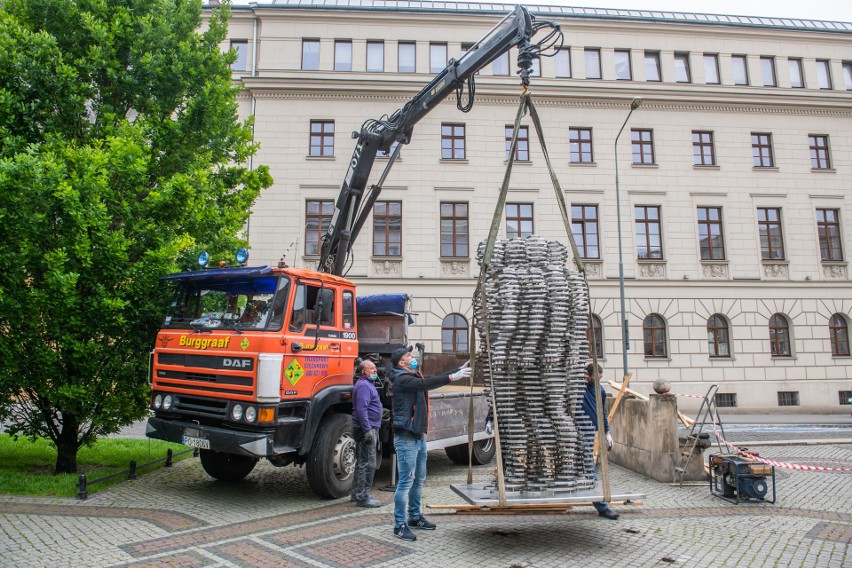 Montowanie pomnika Golema na Al. Marcinkowskiego w Poznaniu...