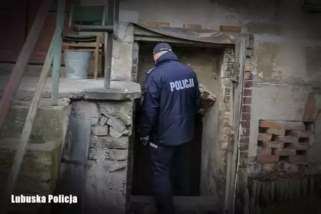 Makabrycznego odkrycia dokonali policjanci. Najpierw w komórce, a potem w Warcie znaleziono fragmenty ciała 64-letniej kobiety.