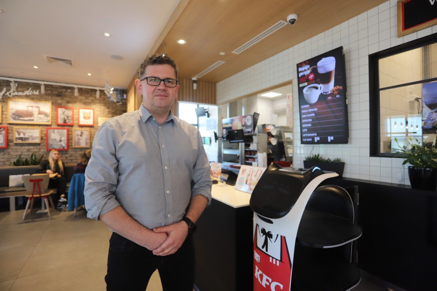 Tomasz Jung, area menadżer restauracji KFC prezentuje robota...