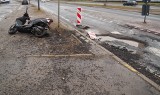 Wypadek kierowcy skutera. Wpadł w wyrwę na ul. Puszkina. Skuter się połamał ZDJĘCIA