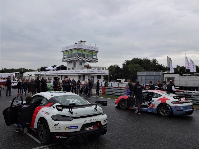 Tor Poznań był miejscem trzeciej rundy nowej serii wyścigowej – Porsche Sprint Challenge Central Europe, w której rywalizują Porsche 718 Cayman GT4 Clubsport z 3,8-litrowym wolnossącym silnikiem typu bokser o mocy 425 KM. Wielki sukces odniósł debiutujący w tej serii Jan Antoszewski, który był zdecydowanie najszybszym zawodnikiem na torze.Fot. Tomasz Szmandra