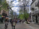 Zakopane. Rozpoczął się długi weekend. Na Krupówkach coraz więcej turystów. Górale liczą na dobry zarobek [ZDJĘCIA]