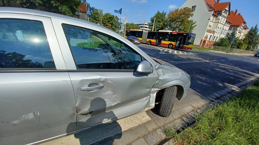 Wypadek na południu Wrocławia. Jaguar zderzył się z oplem [ZDJĘCIA]