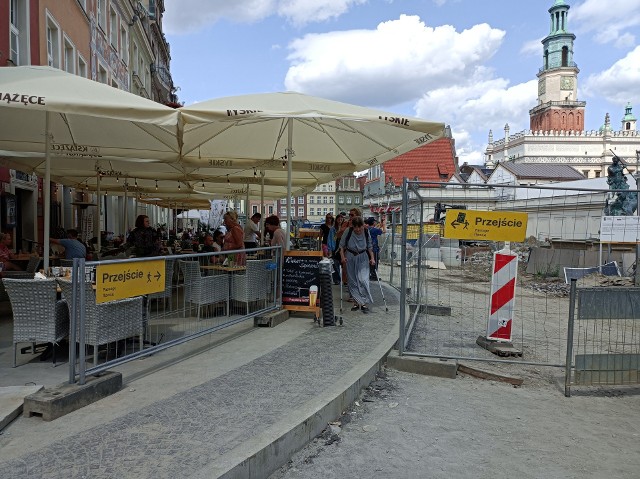 Stary Rynek w trakcie przebudowy, która ma zakończyć się w tym roku: na razie przechodnie muszą poruszać się chodnikami i drogami wzdłuż ścian budynków