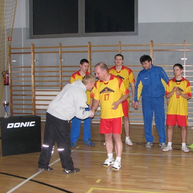 W rozgrywanym w marcu turnieju piłki siatkowej Puchar Wójta Gminy Wąsewo wywalczył zespół Usług Hotelowych "17".