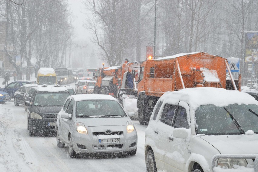 Zakopane totalnie sparaliżowane. Stoją wszystkie ulice miasta [ZDJĘCIA]