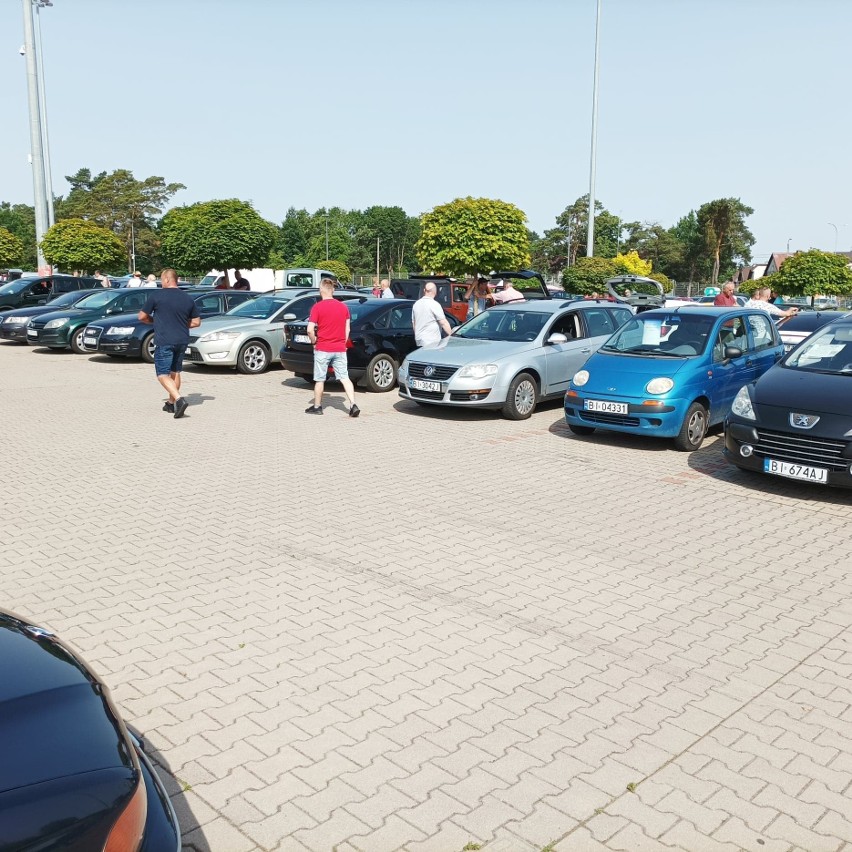 Białystok - giełda samochodowa. W niedzielę na parkingu stadionu duży wybór aut używanych, a wśród nich niezwykły elektryk [21.06.2022]