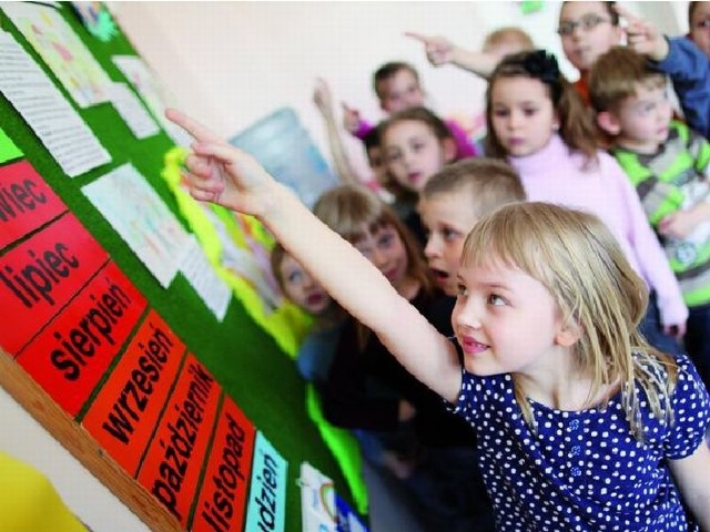 Wśród tych pierwszaków z SP nr 49 nie ma 6-latków. Ale już od września w tej szkole przy I-klasowej tablicy staną 6-latki.