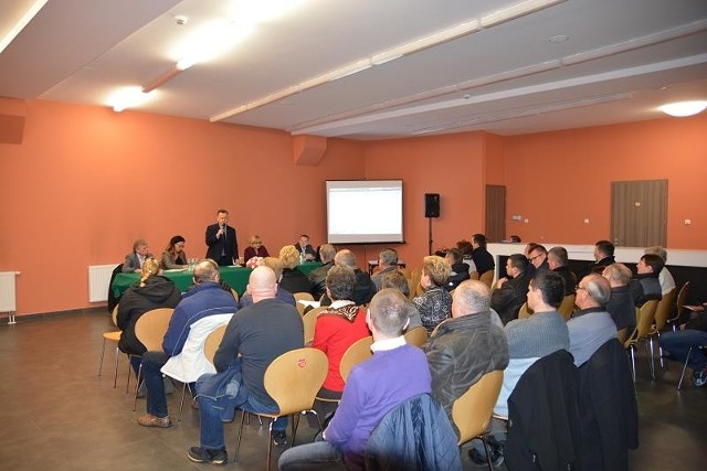 Na spotkaniu w sprawie kanalizacji pojawiło się mnóstwo osób. Nic dziwnego, bo sprawa dotyczy trzech miejscowości w gminie Chęciny.
