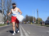 Pabianicki Półmaraton 2019: Panie biegły na szpilkach, panowie - w klapkach [zdjęcia, FILM]