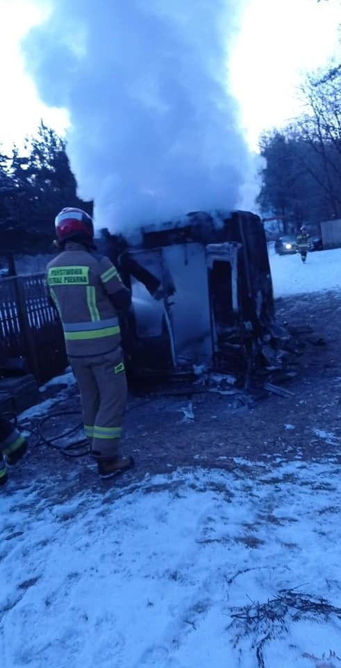 Pożar schroniska "Bezdomny kundelek" pod Miastkiem. Uratowano zwierzęta, ale spłonął magazyn z zapasami i narzędziami. Potrzebna pomoc