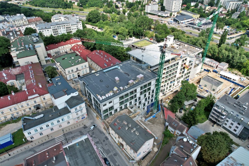 Nowa część szpitala przy ul. Staszica w Lublinie już w stanie surowym zamkniętym. Częścią obiektu lądowisko dla helikopterów na dachu 