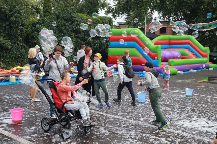 Festiwal Baniek Mydlanych w Łodzi. Deszcz nie przeszkodził łodzianom w zabawie! Dmuchańce, Kici Kocia i mnóstwo kolorowych baniek! 