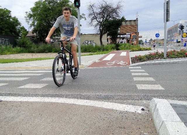 Rowerzyści mogą zgodnie z przepisami przejeżdżać przez linie ciągłe, które zostały wymalowane w poprzek przejazdów rowerowych przez ulicę Młodzianowską.