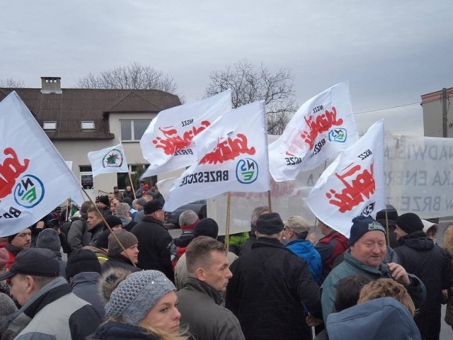 Wczorajsza manifestacja w Brzeszczach odbyła się bez zakłóceń. Ludzie rozeszli się po dwóch godzinach. Główna droga przed kopalnią w czasie demonstracji była nieprzejezdna
