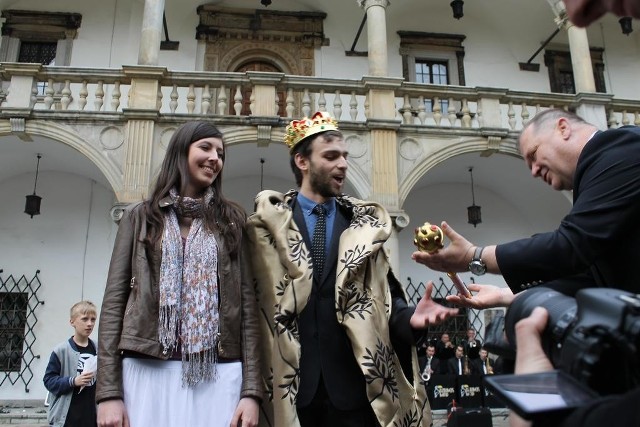 Symbole władzy książęca para otrzymała z rąk burmistrza Brzegu Wojciecha Huczyńskiego.