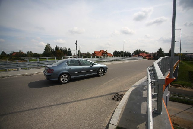 W sobotę został dopuszczony do ruchu wiadukt nad obwodnicą południową u zbiegu ulic Wiejskiej i Godowskiej.