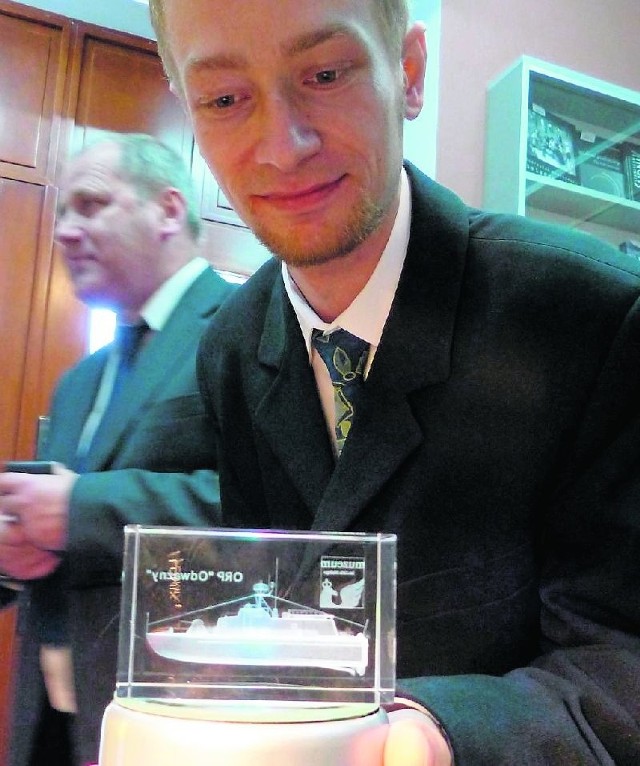 Albert Gajewski, historyk z Muzeum Orła Białego prezentuje interesujący gadżet - model ORP "Odważnego" w wersji 3D. 