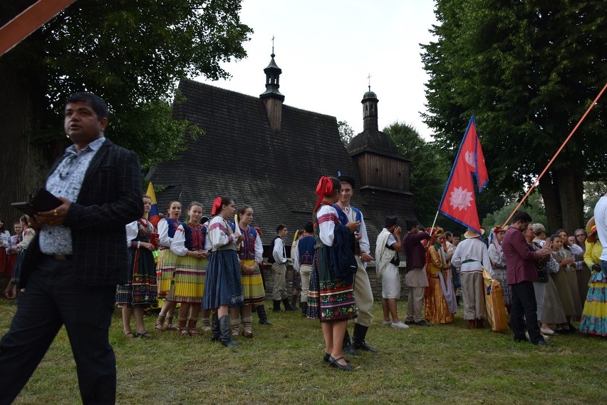 Sękowa. Koncert galowy Festiwalu Świat pod Kyczerą. Prezentacje trwały do późnej nocy. Publiczność gorąco oklaskiwała artystów