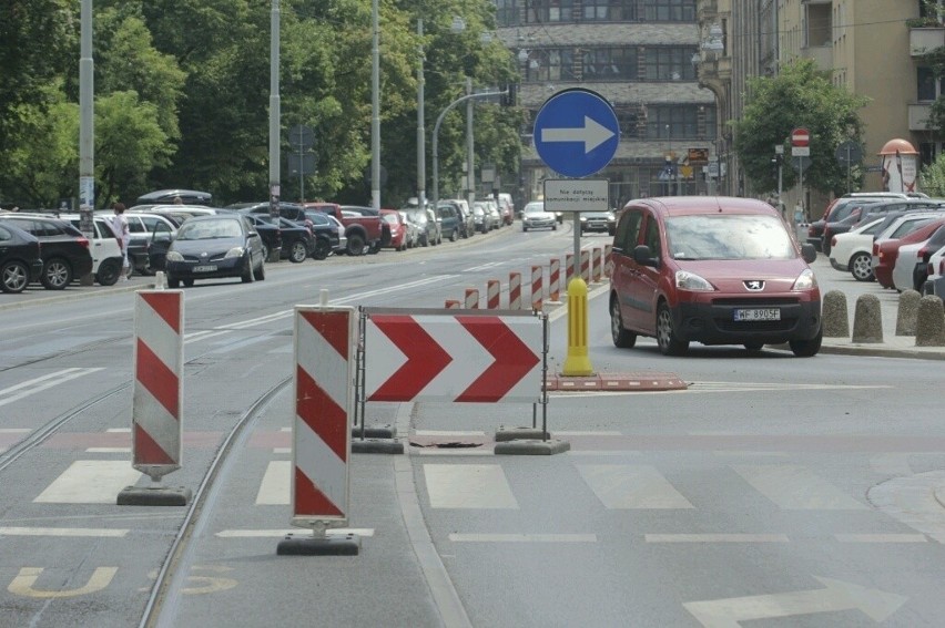 Dziura w drodze na Podwalu. Nie jeżdżą tramaje (ZDJĘCIA)