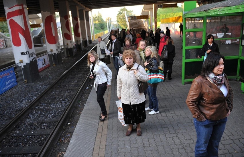 02.10.2008 poznan - zatloczone przystanki i tramwaje pst...