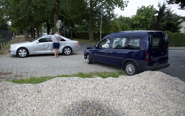 Wymuszenie pierwszeństwa przejazdu, przez kierującego samochodem osobowym marki Opel, na prawidłowo jadącym Mercedesie, było powodem kolizji na skrzyżowaniu równorzędnym, na ul. Klonowej. Na miejscu interweniowała słupska policja. Nikomu nic się nie stało.