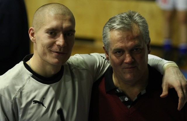 Słupszczanin Krzysztof Żukowski (z lewej) w 2009 roku występował w Amber Cup w hali Gryfia. Na zdjęciu ze swoim trenerem Zdzisławem Lewandowskim. 