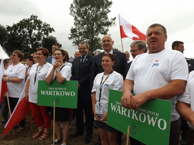 III Zjazd Byłych Pracowników PGR-ów Województwa Zachodniopomorskiego w Wartkowie, wpisano do obchodów 100 - lecia odzyskania niepodległości. W wiosce  pod Gościnem, gdzie spotkało się, wspominało i bawiło się kilkaset osób, przyjechał minister spraw wewnętrznych i administracji Joachim Brudziński w towarzystwie m.in. europosła PiS z Kołobrzegu, Czesława Hoca. Ostro atakował opozycję, mówiąc m.in.: - Mówili o nas tak: kłamią, nie będzie pieniędzy na 500 Plus. Ministrowie poprzedniego rządu mówili: to kłamstwa! Nie będzie na pomoc dla najuboższych, dla seniorów. Okazało się że to my mieliśmy rację. Tak jak nie miał racji Balcerowicz na początku lat 90, gdy doprowadzał do waszego upokorzenia, do upadku. Tak samo nie ma racji dziś, gdy staje i krytykuje to co staramy się dla ludzi robić. Joachim Brudziński mówił także m.in.: Chciałbym państwa z całego serca przeprosić za to, że po 1989 r., państwo w tym wymiarze instytucjonalnym odwróciło się od was. Wasz sołtys powiedział mi, gdy dziś razem szliśmy, żę wy dopiero z tych kolan powoli wstajecie. I jeszcze za jedno chcę przeprosić. Za to, że nie tylko odebrano brano wam  godność ludzi, których z dnia na dzień pozbawiono środków do życia, możliwości pracy, perspektyw rozwoju, zapewnienia bezpieczeństwa własnym dzieciom, wnukom, ale również stworzono z was i z tych PGR –ów taki wymiar prześmiewczy. To wszystko, co miało miejsce w filmach dowcipach, odnoszących się do PGRów, do was ciężko dotkniętych.Obiecywał: -  Zrobimy wszystko jako politycy, żeby hasło Polska jest jedna, było rzeczywiście zgodne z prawdą. Dla nas dziś , nie ma znaczenia czy ktoś żyje z Szczecinie, Kołobrzegu , w Warszawie, Poznaniu . Polska jest jedna. I wszyscy, także obywatele, mieszkańcy Gościna i Wartkowa mają takie samo prawo do edukacji, do bezpiezceństwa, również ekonomicznego. Wiem, że  mogę stanąć przed państwem podniesionym czołem, bo gdy zapowiadaliśmy programy społeczne, pomocy rodzinom, osobom najuboższym, potrzebującym,   to ci sami, którzy likwidowali PGR-y, te wielkie autorytety  z prof. Balcerowiczem, mówili tak: kłamią , nie będzie pieniędzy na 500 +. Ministrowie poprzedniego rządu mówili" to kłamstwa, nie będzie na pomoc dla najuboższych , dla seniorów. Okazało się że to my mieliśmy rację. Tak jak nie miał racji Balcerowicz na początku lat 90, gdy doprowadzał do waszego upokorzenia, do upadku. Tak samo nie ma racji dziś, gdy staje i krytykuje to co staramy się dla ludzi robić. 