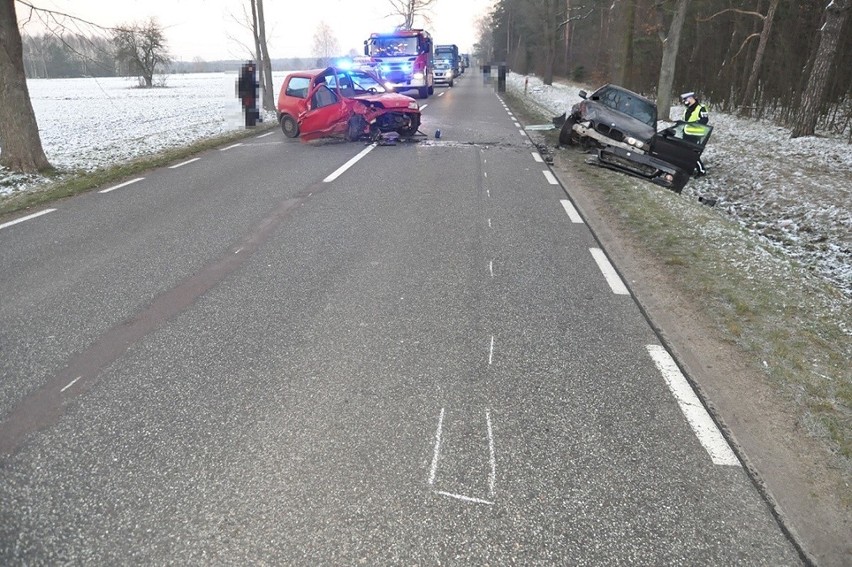 Powiat bialski: 18-latek w BMW doprowadził do groźnego wypadku. Dwie osoby trafiły do szpitala